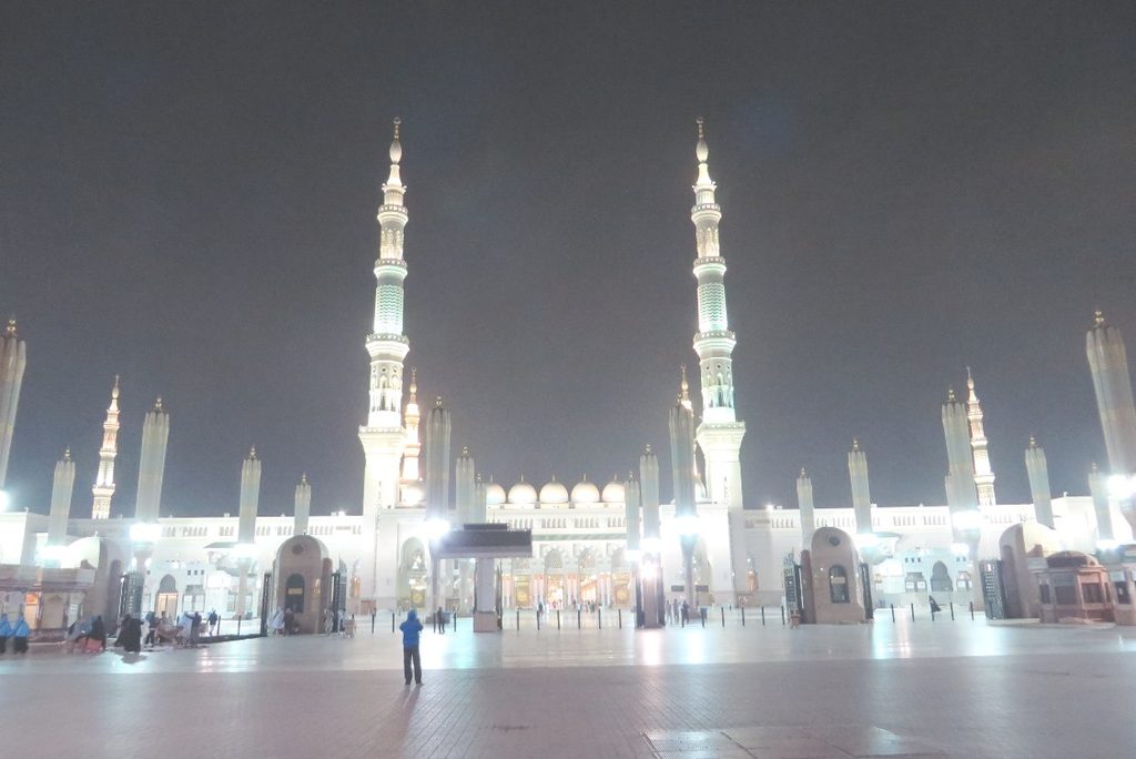 Masjid Nabi pada dini hari (koleksi pribadi)