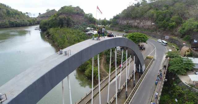 Bermain Drone di JLS dan Jembatan Bajulmati