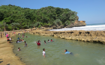 Di Pantai Bengkung, Berenang di Laut Serasa di Kolam