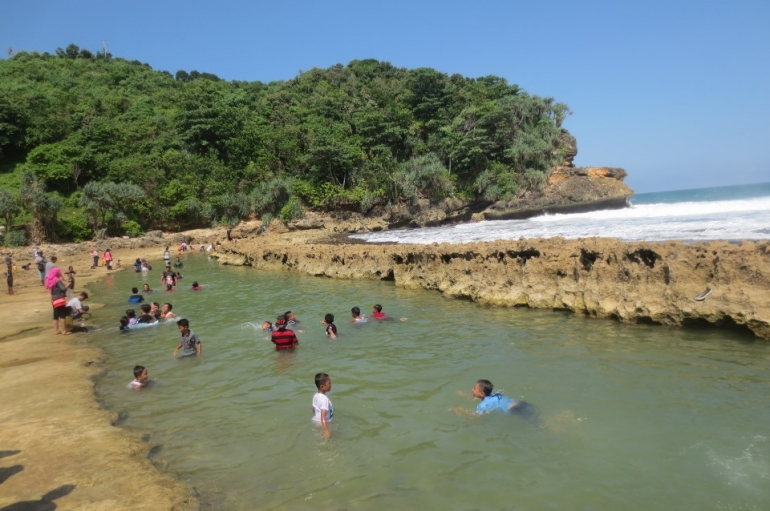 Di Pantai Bengkung, Berenang di Laut Serasa di Kolam