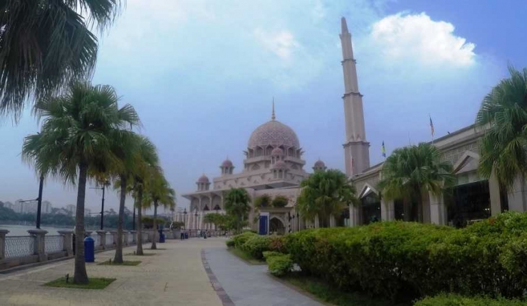 Masjid Putra, Malaysia, Ramah terhadap Wisatawan