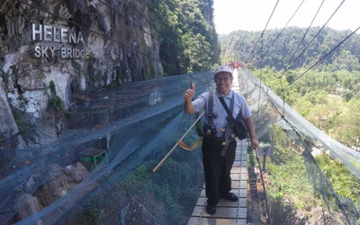 Kaki Gemetar Saat Melintas Helena Sky Bridge