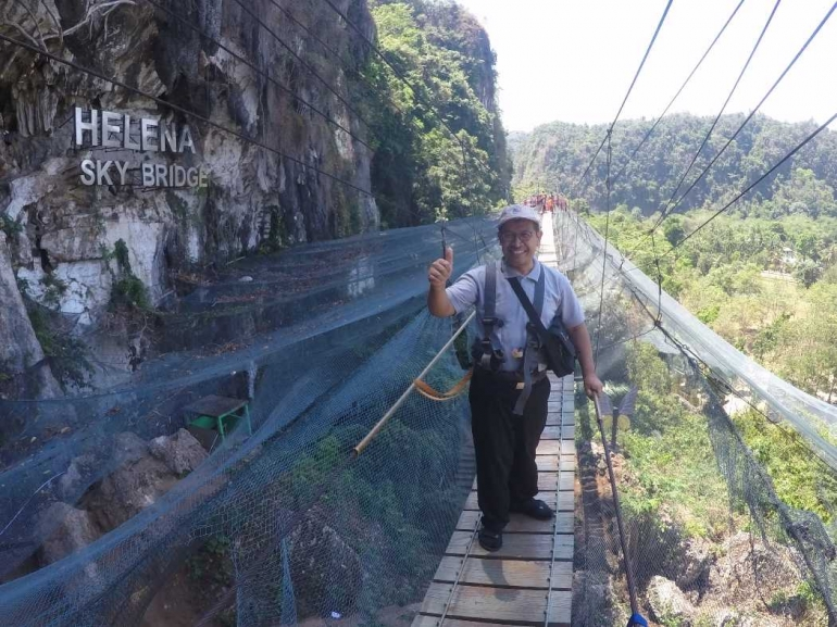 Kaki Gemetar Saat Melintas Helena Sky Bridge