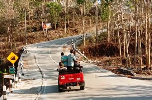 Berwisata Jeep di Sekitar Tebing Breksi, Yogyakarta