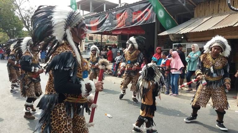 peserta Karnaval Malang berkostum Indian (dokumentasi pribadi)