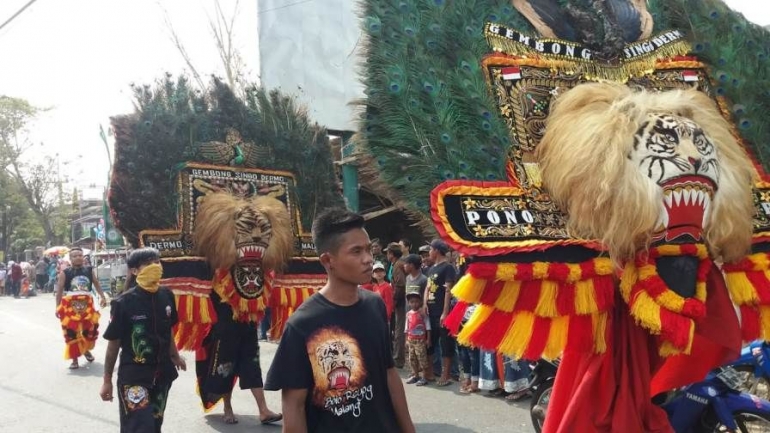 peserta Karnaval Malang berkostum Reog (dokumentasi pribadi)