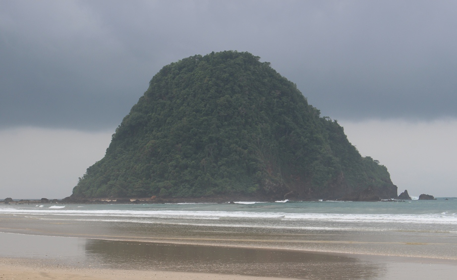 Pulau Merah, Banyuwangi, Wisata Pantai yang Bersih