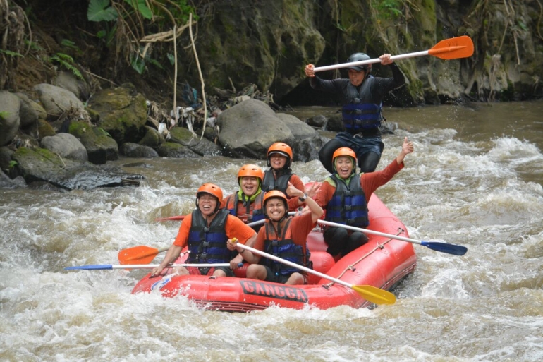 Usia 50 Tahun Rafting di Sungai Ayung, Siapa Takut!